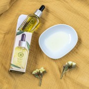 Naturalny Olejek Regenerujący na Noc na stole